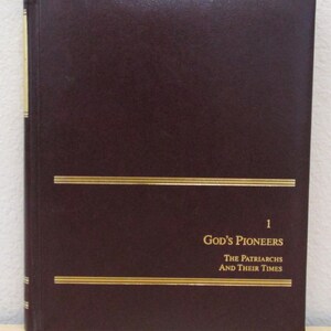 Puede incluir: Un libro encuadernado en cuero burdeos con letras doradas en el lomo y la portada. El t&iacute;tulo es "God's Pioneers 1 The Patriarchs And Their Times".
