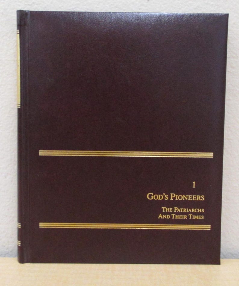 Puede incluir: Un libro encuadernado en cuero burdeos con letras doradas en el lomo y la portada. El t&iacute;tulo es "God's Pioneers 1 The Patriarchs And Their Times".