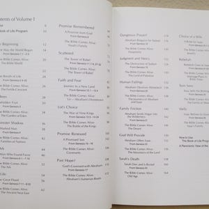 Puede incluir: Un primer plano de un libro titulado "Contents of Volume 1" con una tabla de contenido que enumera los cap&iacute;tulos y los n&uacute;meros de p&aacute;gina. El libro est&aacute; abierto en una p&aacute;gina con el t&iacute;tulo "Promise Remembered" y el t&iacute;tulo "Dangerous Prayers".