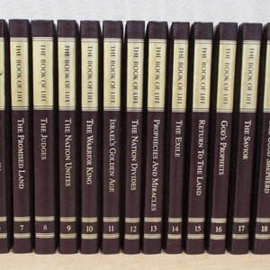 Puede incluir: Un conjunto de 23 libros marrones con letras doradas, titulado "The Book of Life" y numerado del 1 al 23. Cada libro tiene un t&iacute;tulo diferente relacionado con la Biblia, como "God's Pioneers", "A Chosen People", "Exodus From Bondage" y "God's Law".