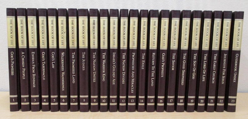 Puede incluir: Un conjunto de 23 libros marrones con letras doradas, titulado "The Book of Life" y numerado del 1 al 23. Cada libro tiene un t&iacute;tulo diferente relacionado con la Biblia, como "God's Pioneers", "A Chosen People", "Exodus From Bondage" y "God's Law".