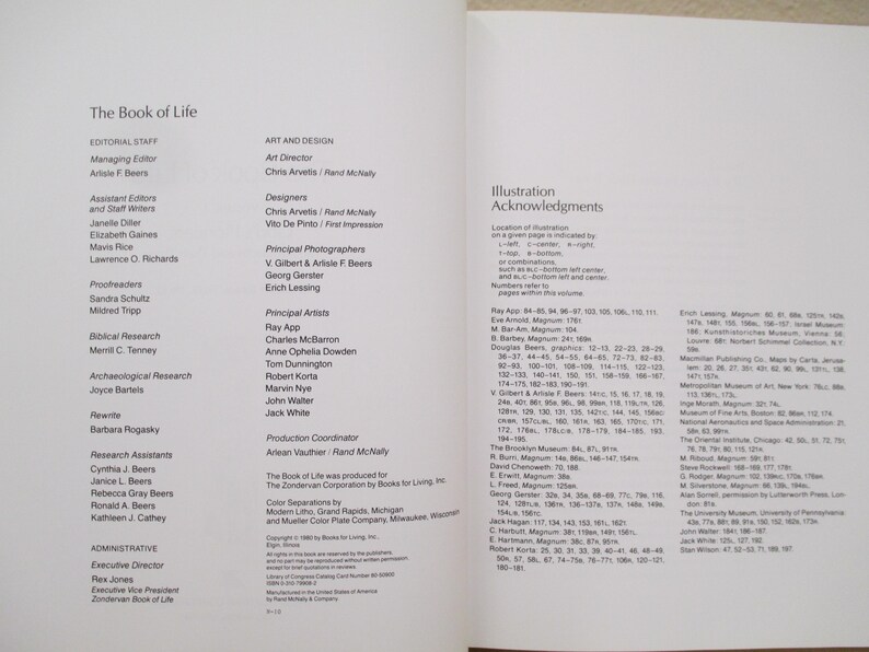 Puede incluir: Una imagen en blanco y negro de un libro titulado "The Book of Life" con una lista de miembros del personal, artistas, fot&oacute;grafos y colaboradores. El libro incluye ilustraciones y fotograf&iacute;as de varios museos e instituciones.