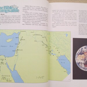 Puede incluir: Un mapa del mundo b&iacute;blico que muestra la ubicaci&oacute;n de antiguas civilizaciones como Egipto, Mesopotamia y la Tierra de Occidente. El mapa est&aacute; sobre un fondo verde claro con caracter&iacute;sticas de agua azules. Una peque&ntilde;a imagen de la Tierra se muestra en la esquina inferior derecha.