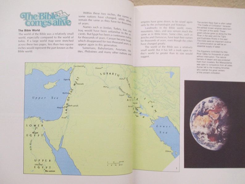 Puede incluir: Un mapa del mundo b&iacute;blico que muestra la ubicaci&oacute;n de antiguas civilizaciones como Egipto, Mesopotamia y la Tierra de Occidente. El mapa est&aacute; sobre un fondo verde claro con caracter&iacute;sticas de agua azules. Una peque&ntilde;a imagen de la Tierra se muestra en la esquina inferior derecha.