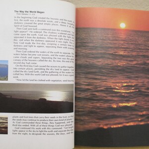 Puede incluir: Una p&aacute;gina de libro con una puesta de sol sobre el oc&eacute;ano en el lado derecho de la p&aacute;gina. El lado izquierdo de la p&aacute;gina tiene texto sobre la creaci&oacute;n del mundo del libro de G&eacute;nesis. El texto dice "The Way the World Began" y "En el principio cre&oacute; Dios los cielos y la tierra. Y la tierra estaba desordenada y vac&iacute;a; y las tinieblas estaban sobre la faz del abismo, y el Esp&iacute;ritu de Dios se mov&iacute;a sobre la faz de las aguas."