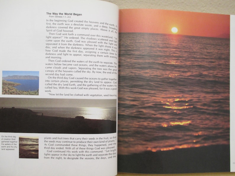 Puede incluir: Una p&aacute;gina de libro con una puesta de sol sobre el oc&eacute;ano en el lado derecho de la p&aacute;gina. El lado izquierdo de la p&aacute;gina tiene texto sobre la creaci&oacute;n del mundo del libro de G&eacute;nesis. El texto dice "The Way the World Began" y "En el principio cre&oacute; Dios los cielos y la tierra. Y la tierra estaba desordenada y vac&iacute;a; y las tinieblas estaban sobre la faz del abismo, y el Esp&iacute;ritu de Dios se mov&iacute;a sobre la faz de las aguas."