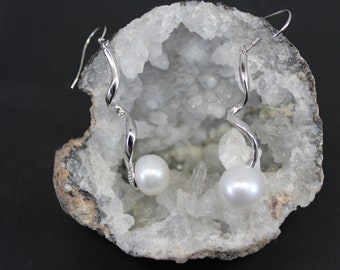 Boucles d'oreilles pendantes Twirling en argent sterling et perle blanche