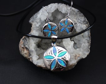 Ensemble de 2 boucles d'oreilles et pendentif assortis en argent sterling et opale sand dollar