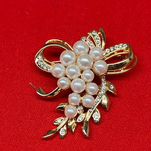 Vintage Estate gold tone costume pearl and rhinestone pin brooch
