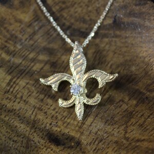 14k yellow gold striped Florentine and diamond Fleur de Lis Necklace