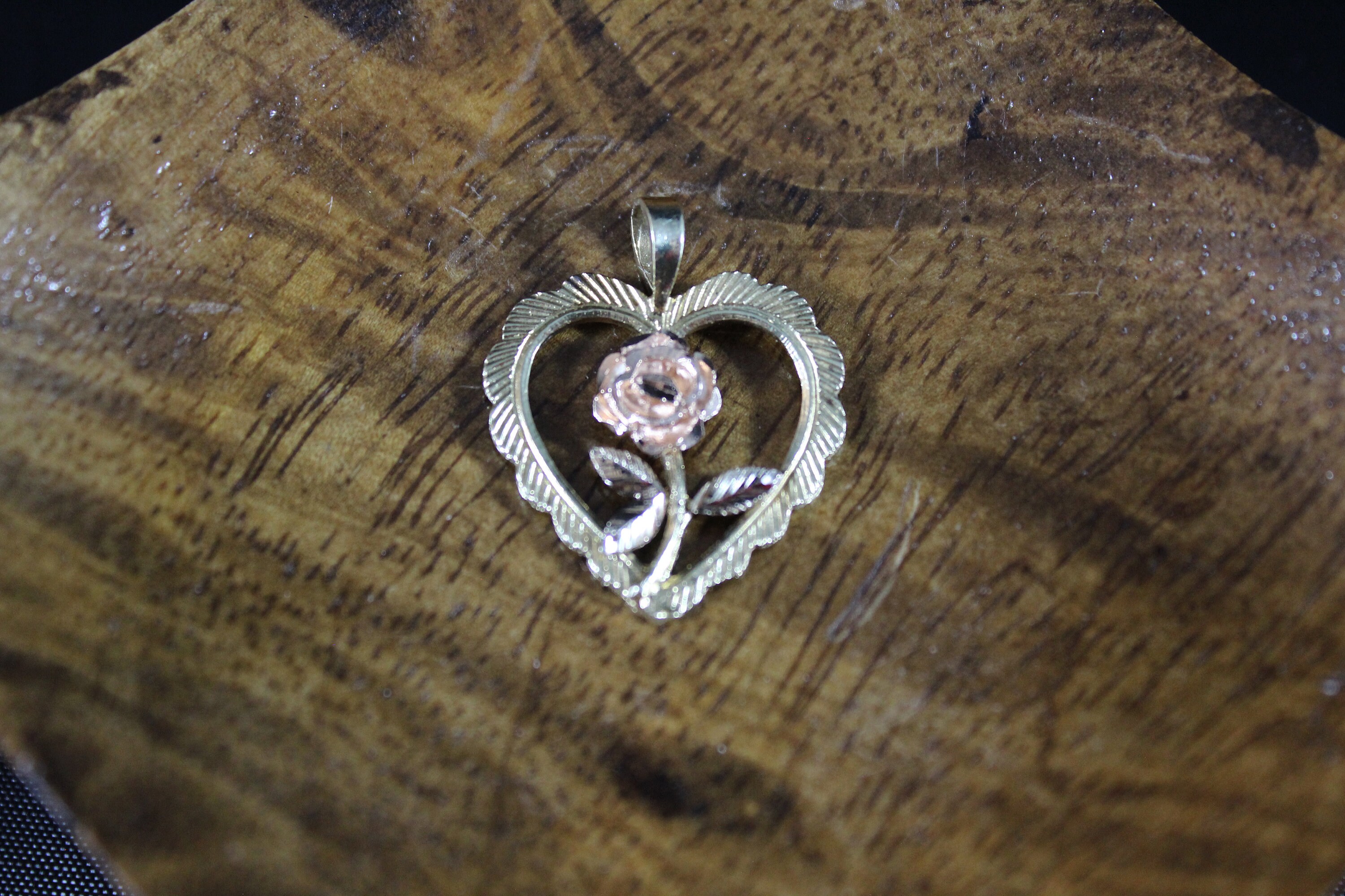 タケ 14k Tri Color Open Heart Rose Pendant - Etsy Israel