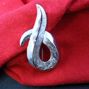 Vintage estate find signed Monet silver tone 2x1 inch pin brooch