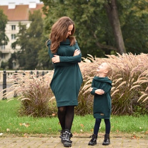 The set of oversized hooded modern dresses for mother and daughter bottle green image 3