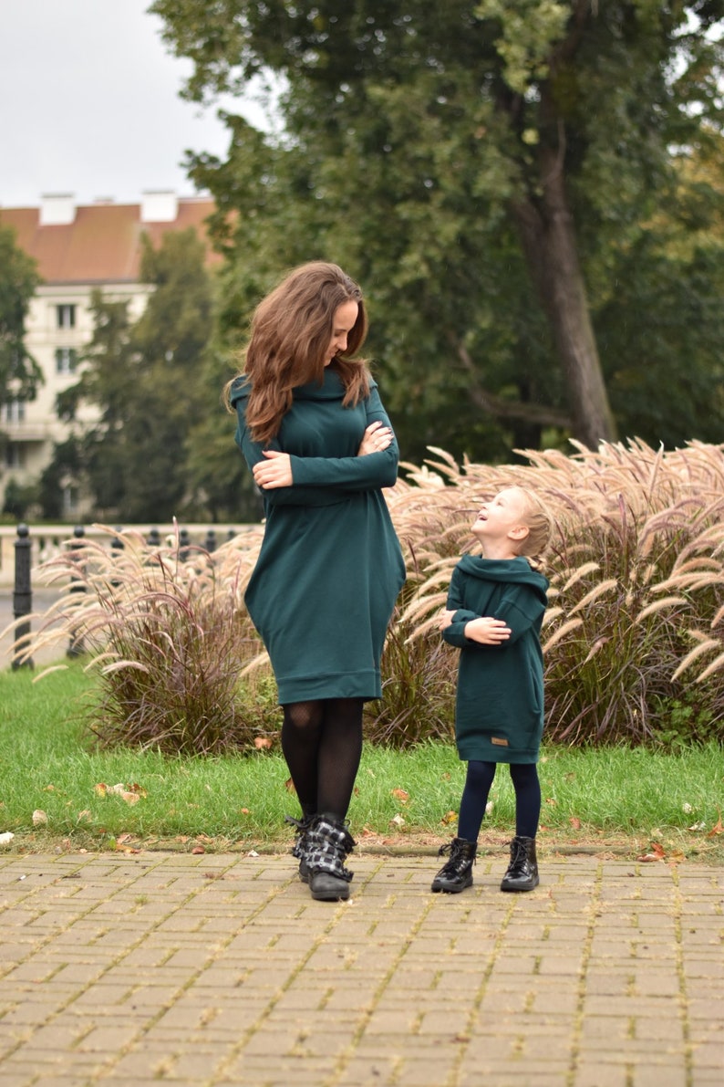 The set of oversized hooded modern dresses for mother and daughter bottle green image 3