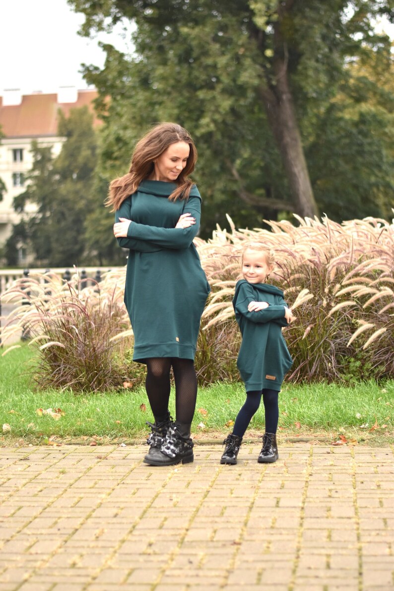 The set of oversized hooded modern dresses for mother and daughter bottle green image 5