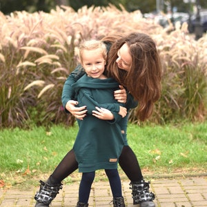 The set of oversized hooded modern dresses for mother and daughter bottle green image 4