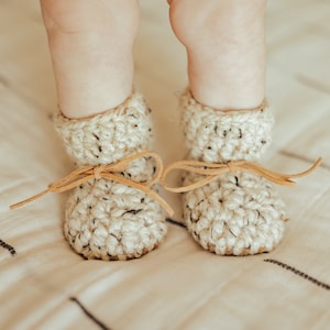 Neutral baby booties, Baby shower gift, Gender neutral booties, Winter booties, Newborn crochet shoes, Modern baby booties *Made to order*