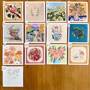 Puede incluir: Una colección de 13 impresiones artísticas cuadradas con ilustraciones florales y de la naturaleza. Las impresiones muestran varios estilos, incluyendo acuarela y dibujo lineal, con temas como pájaros, flores y paisajes. La paleta de colores incluye tonos pastel suaves y vibrantes.