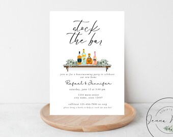 Op de afbeelding: Een uitnodiging voor een housewarming party met een handgetekend ontwerp van een bar met flessen drank en de tekst "Stock the Bar" in een cursief schrift. De uitnodiging bevat de namen Rafael & Jennifer, de datum en tijd van het feest, en het adres. De tekst "Scripts by Jenna Nicole" staat onderaan de uitnodiging.