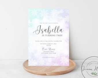 Op de afbeelding: Een lichtblauwe en paarse uitnodiging met een sneeuwvlokkenontwerp. De tekst luidt "FOR THE FIRST TIME IN FOREVER Isabella IS TURNING TWO! PLEASE JOIN US FOR A ROYAL CELEBRATION SATURDAY, MARCH 11, 2023 4:00 PM Our House 1234 MAIN STREET CITY NAME STATE 23428 PLEASE RSVP BY MARCH 1" De uitnodiging ligt op een houten oppervlak.