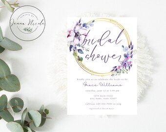 Op de afbeelding: Een paarse en witte bloemige bruidsdouche-uitnodiging met een gouden cirkelvormig frame. De tekst luidt "bridal shower" en bevat de naam van de bruid, datum, tijd, adres en contactgegevens. De uitnodiging bevat ook de tekst "registered at Ikea & Macy's".