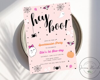 Op de afbeelding: Roze en zwarte Halloween-uitnodiging met de tekst "hey boo!" en een spook, spin, vleermuis en pompoen. De uitnodiging bevat details voor Ella's 1e Boo-day feest, inclusief de datum, tijd en locatie.