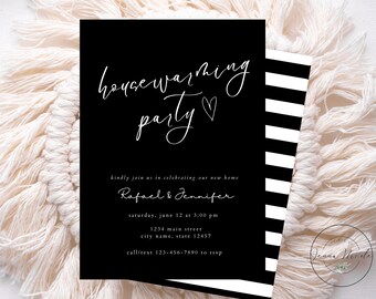 Op de afbeelding: Zwart-witte housewarming party-uitnodiging met een handschriftlijk schrifttype. De uitnodiging bevat de tekst "housewarming party" met een klein hartje, de namen "Rafael & Jennifer", de datum en tijd van het feest, het adres en een telefoonnummer om RSVP te doen.