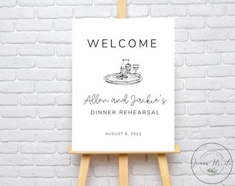 Op de afbeelding: Een wit bord met zwarte tekst en een eenvoudige illustratie van een pizza, een wijnfles en glazen. De tekst luidt "Welkom Allen en Jackie's Dinner Rehearsal August 6, 2023".