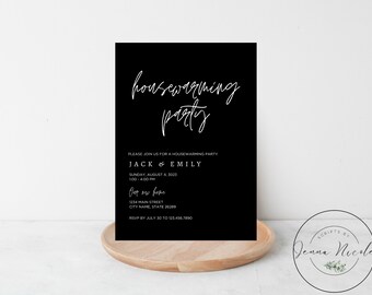 Op de afbeelding: Zwart-witte housewarming party uitnodiging met de tekst "housewarming party" in wit handschrift. De uitnodiging bevat de namen "Jack & Emily", de datum "zondag 4 augustus 2023", de tijd "13:00-16:00 uur", het adres "1234 Main Street, City Name, State 26289" en de RSVP-informatie "RSVP vóór 30 juli naar 123.456.7890".