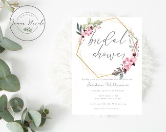 Op de afbeelding: Een gouden geometrisch frame met een bloemenkrans van roze en groene bloemen. De tekst "bridal shower" is geschreven in cursief schrift. De uitnodiging bevat de naam van de bruid, Jordan Williams, de datum en tijd van de bruidsdouche, en het adres.