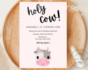 Op de afbeelding: Een roze en witte koe met een bloemenhoed. De tekst "holy cow!" staat bovenaan de uitnodiging. De tekst "Annabell is turning one" staat onder de koe. De uitnodiging bevat ook de tekst "Please join us for a birthday celebration Saturday, April 20 at 2:00 PM 1234 Main St. City name, State 12354 RSVP by April 15".