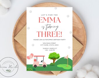 Op de afbeelding: Een roze en witte golfkar met ballonnen, een golfbaan en een groene boom. De tekst op de uitnodiging luidt "Let's Par-Tee Emma is turning Three!"  Kom gezellig langs voor Emma's verjaardagsfeestje. 1234 Main Street, City Name, State, 23312. Zondag 27 maart, 13:00-16:00 uur.