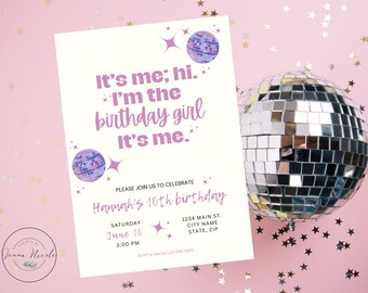 Op de afbeelding: Een witte uitnodiging met paarse tekst en een discobal-afbeelding. De tekst luidt "It's me; hi. *I'm the birthday girl It's me.*" en "Hannah's 10th birthday". De uitnodiging bevat ook de datum, tijd en RSVP-informatie.