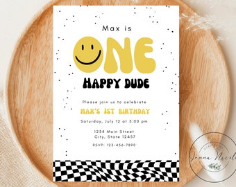 Op de afbeelding: Een gele en zwarte verjaardagsuitnodiging met de tekst "Max is One Happy Dude". De uitnodiging heeft een zwart-wit geruit patroon aan de onderkant en een smiley.