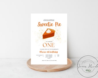 Op de afbeelding: Een witte uitnodigingskaart met een afbeelding van pompoentaart en gouden glitter. De tekst luidt "Onze kleine Sweetie Pie wordt één. Kom gezellig meevieren met ons Olivias 1e verjaardag. 22 november, 13:00 uur. Ons huis, 1234 Street, Stad, Staat, 12457. RSVP naar Jen op 123-456-7890."