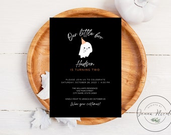 Op de afbeelding: Zwart-witte uitnodiging met een spook dat een feestmuts draagt. De tekst luidt "Our little boo Hudson is turning two. Please join us to celebrate Saturday, October 28, 2023 | 4:00 PM The William's Residence 1232 Main Street City Name, State 24563 Kindly RSVP to Jessica by October 20 Wear your costumes!"