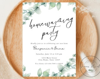 Op de afbeelding: Een uitnodiging voor een housewarming party met een aquarel eucalyptus ontwerp. De uitnodiging luidt "housewarming party" in cursief schrift. De tekst bevat de namen "Benjamin & Emma", de datum "Saturday, June 12 at 3:00 pm", het adres "1234 Main Street, City Name, State 12457" en de RSVP-informatie "Text Emma 123-456-7890 to RSVP".