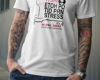 Puede incluir: Camiseta blanca con un gráfico negro y rojo de una copa de vino y una jeringa con el texto "175ml ETOH PO TID PRN STRESS It's a NURSE THING YOU WOULDN'T UNDERSTAND".