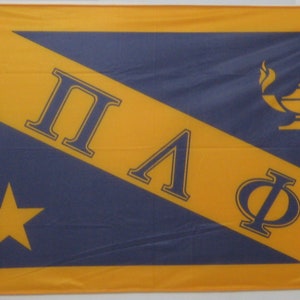 Könnte beinhalten: Eine blaue und goldene Studentenverbindungsflagge mit einem diagonalen Streifen, einem Stern und den Buchstaben "ΠΛΦ" und einer Lampe.