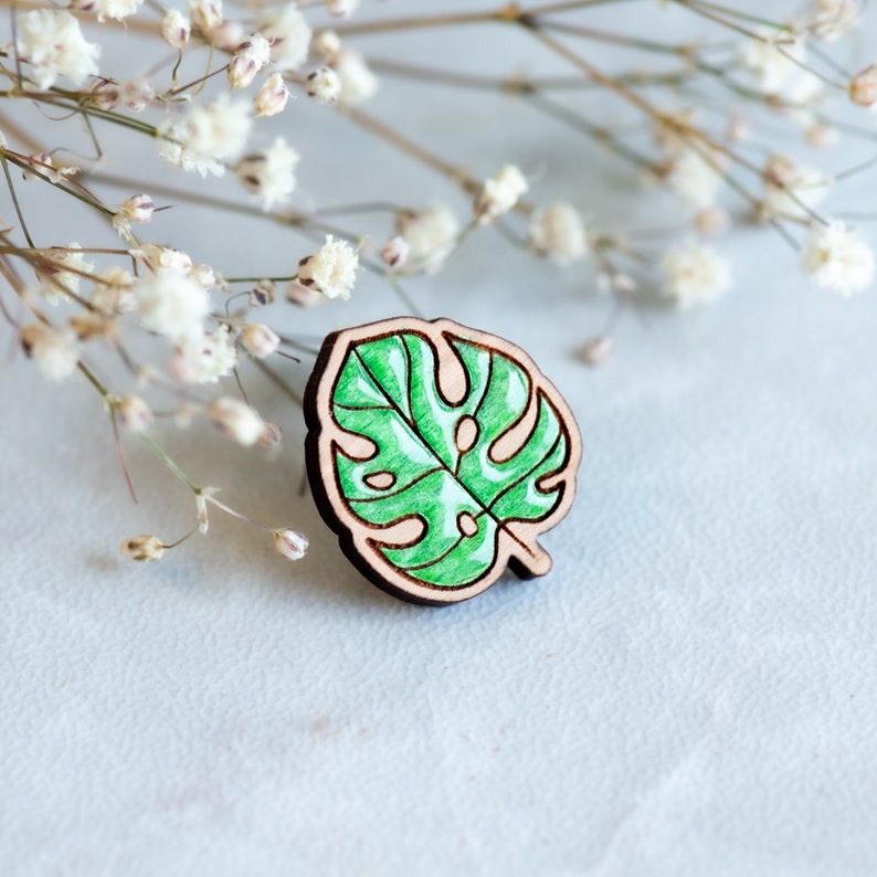Hand-painted Wooden Swiss Cheese Plant Monstera Leaf Pin Badge Womens Girls Gift image 2
