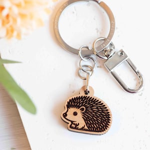 Handgefertigte entzückende Igel-hölzerner Schlüsselring-Frauen-Mädchen-Geschenk