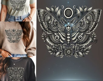 Puede incluir: Un diseño gráfico en blanco y negro de una mariposa con detalles intrincados. La mariposa tiene una estética steampunk con engranajes y otros elementos mecánicos. El diseño está rodeado de hojas y enredaderas.