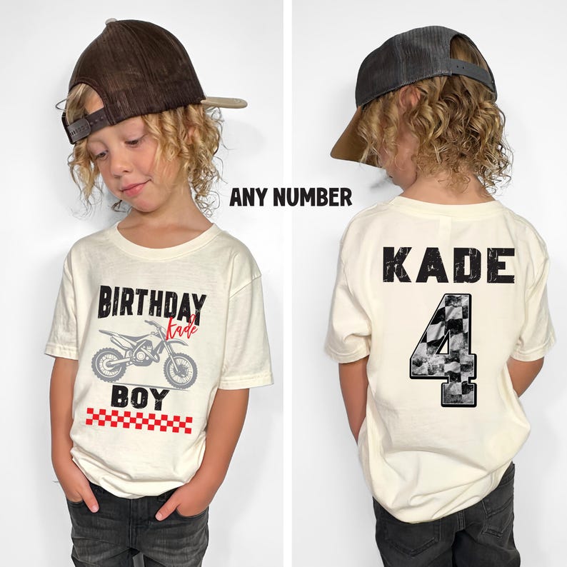 Puede incluir: Camiseta color crema con un gr&aacute;fico de motocross y las palabras "BIRTHDAY BOY" en negro. La camiseta tambi&eacute;n presenta un patr&oacute;n de cuadros rojos y blancos. La parte posterior de la camiseta tiene el nombre "KADE" y el n&uacute;mero "4" en un dise&ntilde;o a cuadros.