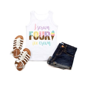 Puede incluir: Camiseta blanca de tirantes con el texto "I scream four ice cream" en letras de colores con gr&aacute;ficos de conos de helado. El n&uacute;mero cuatro est&aacute; formado por gr&aacute;ficos de conos de helado.