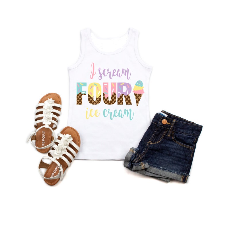 Puede incluir: Camiseta blanca de tirantes con el texto "I scream four ice cream" en letras de colores con gr&aacute;ficos de conos de helado. El n&uacute;mero cuatro est&aacute; formado por gr&aacute;ficos de conos de helado.