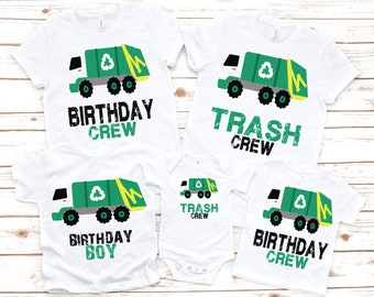 以下が含まれることがあります： 緑色のゴミ収集車と「Birthday Crew」、「Trash Crew」、「Birthday Boy」、「Birthday Crew」の文字が書かれた白いTシャツ4枚。