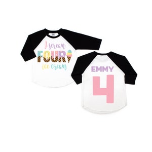 Puede incluir: Una camiseta de b&eacute;isbol blanca y negra con el texto "I scream four ice cream" en la parte delantera y el nombre "EMMY" y el n&uacute;mero "4" en la parte posterior. El n&uacute;mero es rosa y el nombre es morado.