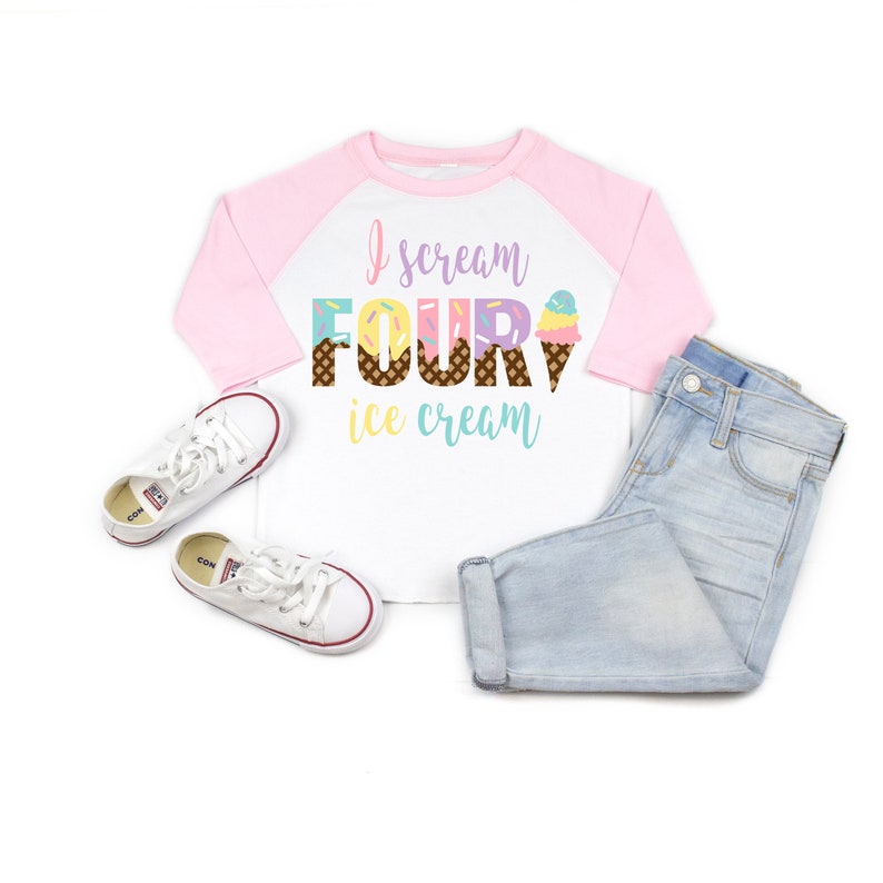 Puede incluir: Camiseta de b&eacute;isbol blanca y rosa con el texto "I scream four ice cream" y un gr&aacute;fico de cono de helado colorido.