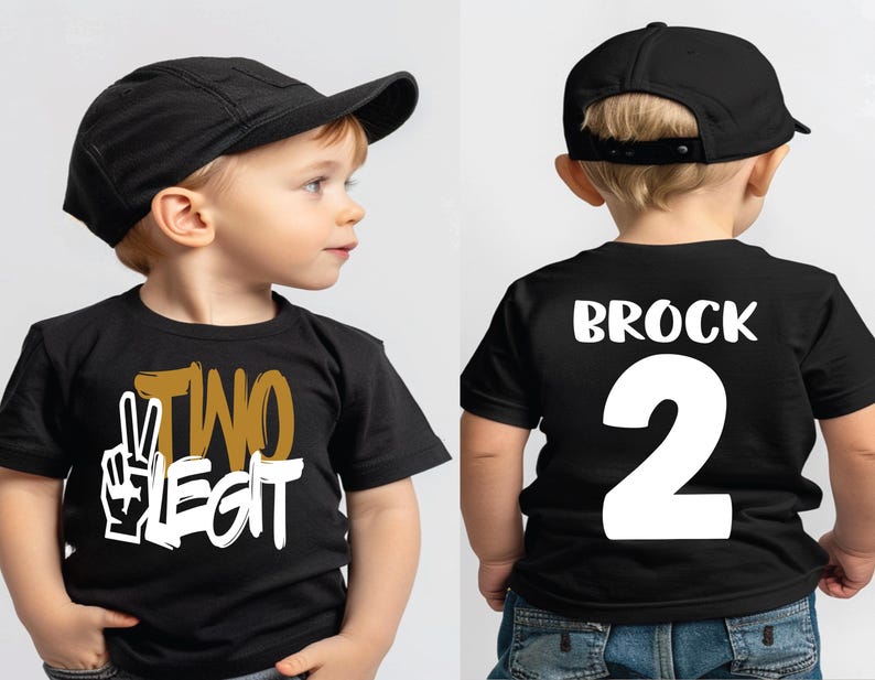 Pu&ograve; includere: Una maglietta nera con le parole "TWO LEGIT" in oro e bianco, e una grafica con il segno della pace. La parte posteriore della maglietta ha il nome "BROCK" e il numero "2" in bianco. Il bambino indossa un berretto da baseball nero.