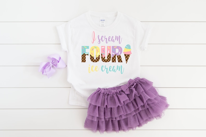 Puede incluir: Camiseta blanca con el texto "I scream four ice cream" en letras de colores con gr&aacute;ficos de conos de helado. La camiseta se combina con una falda de tul morada.